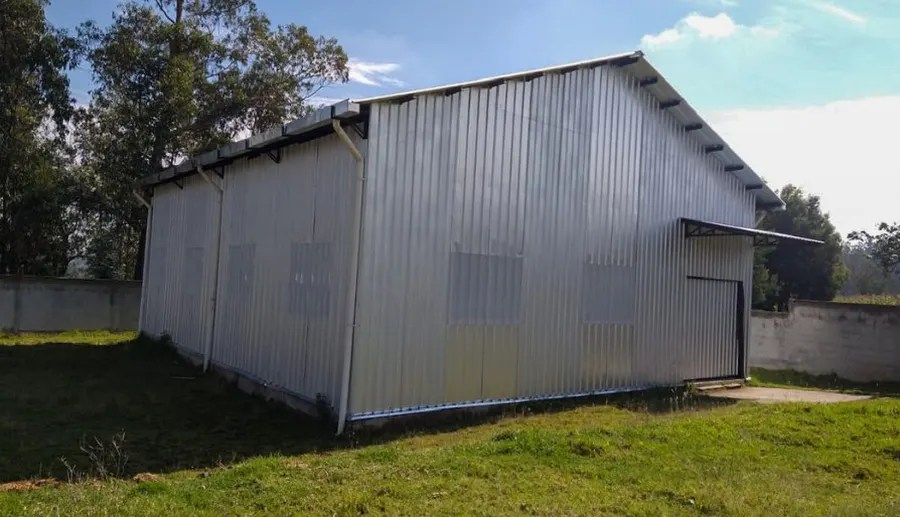 Bodega de MARTPET rodeada de césped y árboles